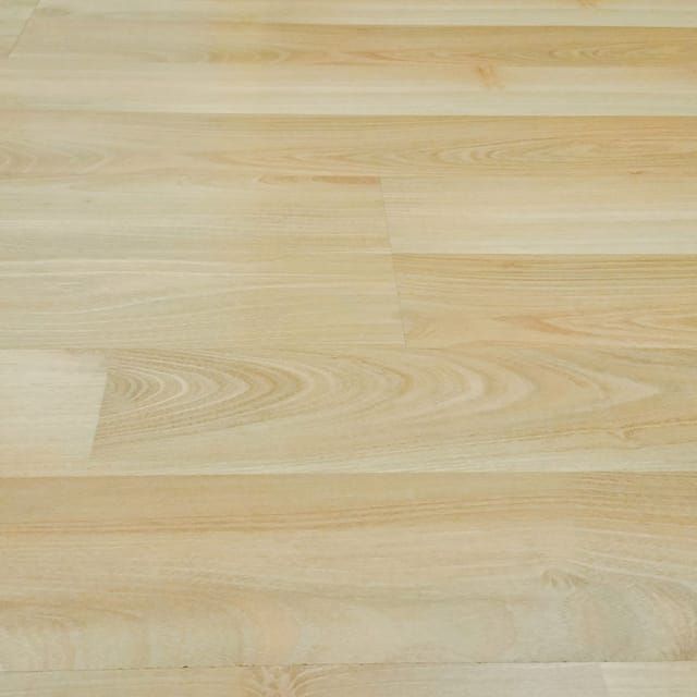 Nahaufnahme eines hellen Laminatbodens mit gleichmäßiger Holzoptik