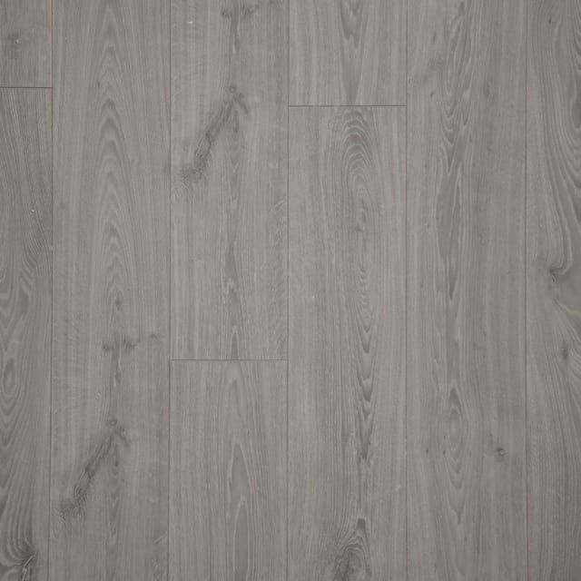 Nahaufnahme eines grau gebeizten Designbelags in Plankenoptik